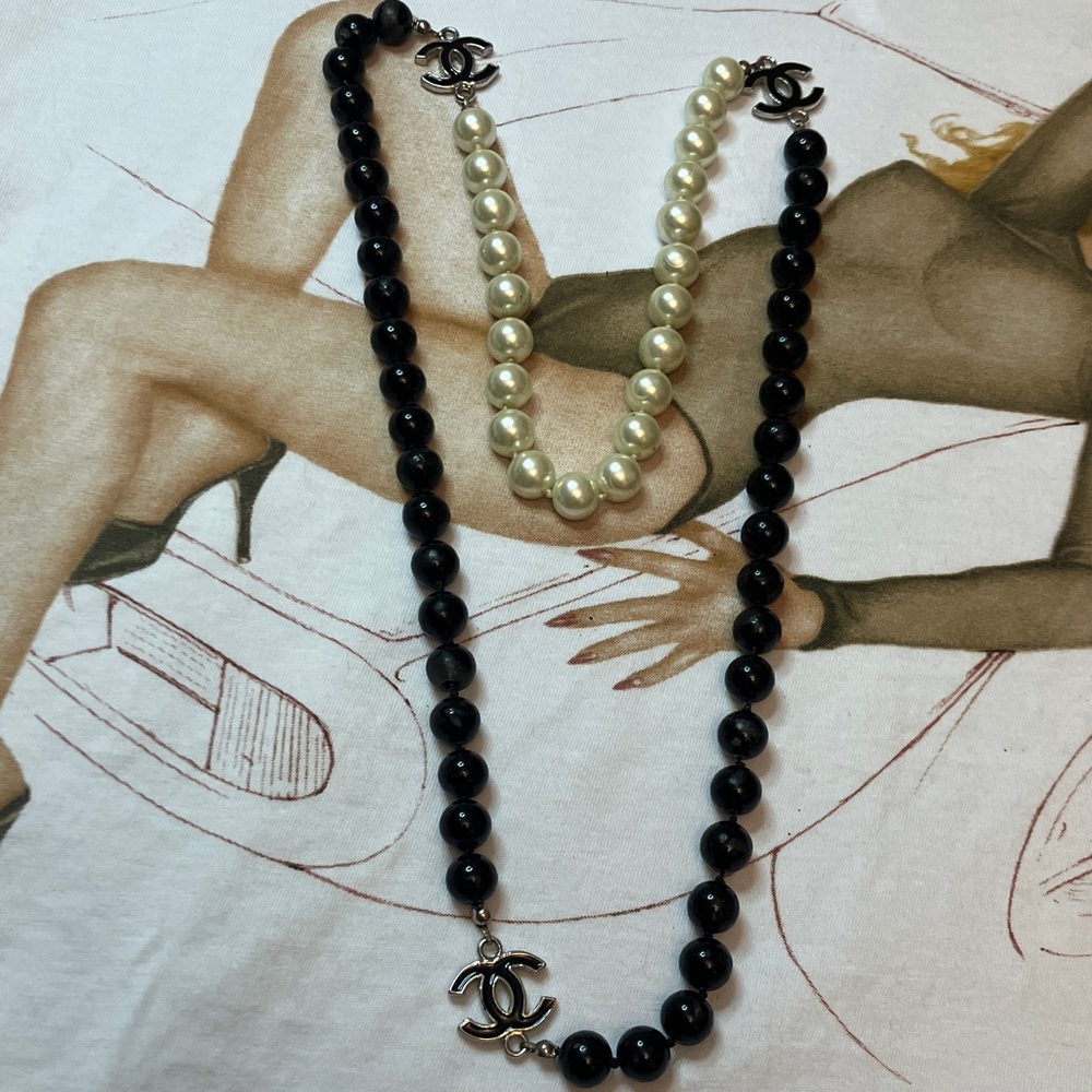 Elegant Black and White Pearl Necklace